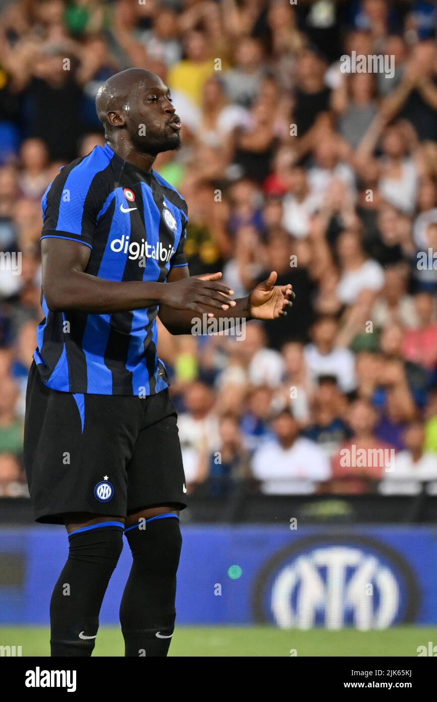 Foto Massimo Paolone/Lapresse 30 Luglio 2022 Cesena - Ritiro pré-Campionato stagione 2022-2023 - Inter vs Olympique Lyonnais - partita amichevole - Stadio Orogel Dino Manuzzi Foto: Romelu Lukaku (FC Internazionale Milano) si dispera 30 juillet 2022 Cesena - retraite de presse pour la saison 2022-2023 - Inter vs Olympique Lyonnais - match amical - Stade Orogel Dino Manuzzi dans le pic: Romelu Lukaku (FC Internazionale Milano) est desperates Banque D'Images