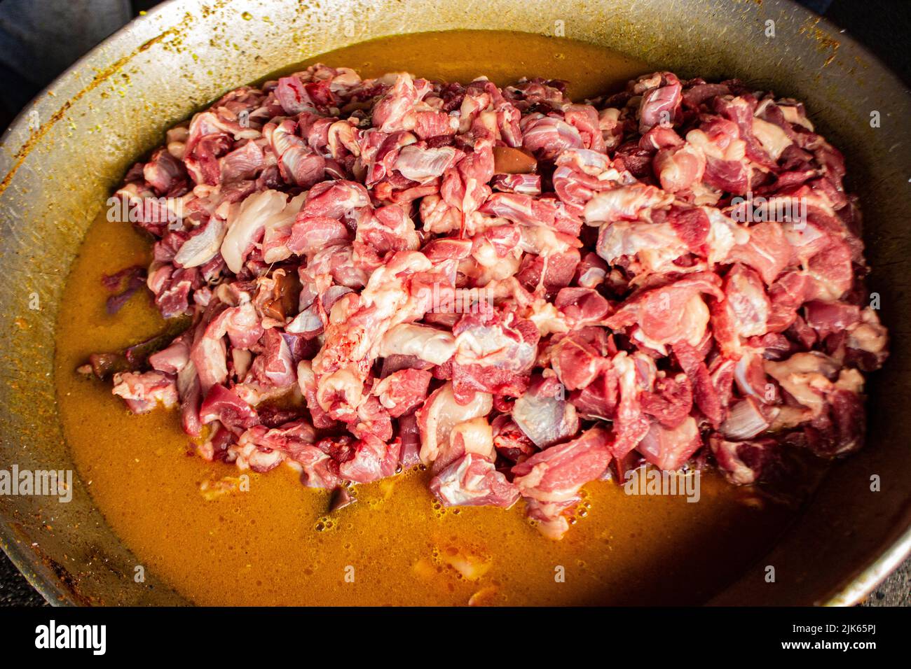 Cuisson traditionnelle de viande crue au curry jaune ou au Tongseng dans une casserole. Le Tongseng est un curry traditionnel du centre de l'indonésie Java Banque D'Images