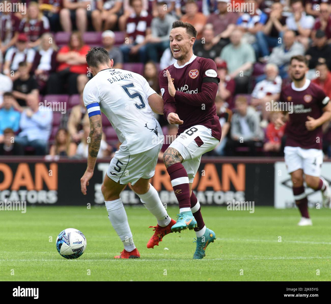 Tynecastle Park, Edinburgh.Scotland UK.30.22 juillet Hearts vs Ross County Cinch Scottish Premier Match . Jack Baldwin Ross County se dégage de Hearts Barrie McKay crédit: eric mccowat/Alamy Live News Banque D'Images