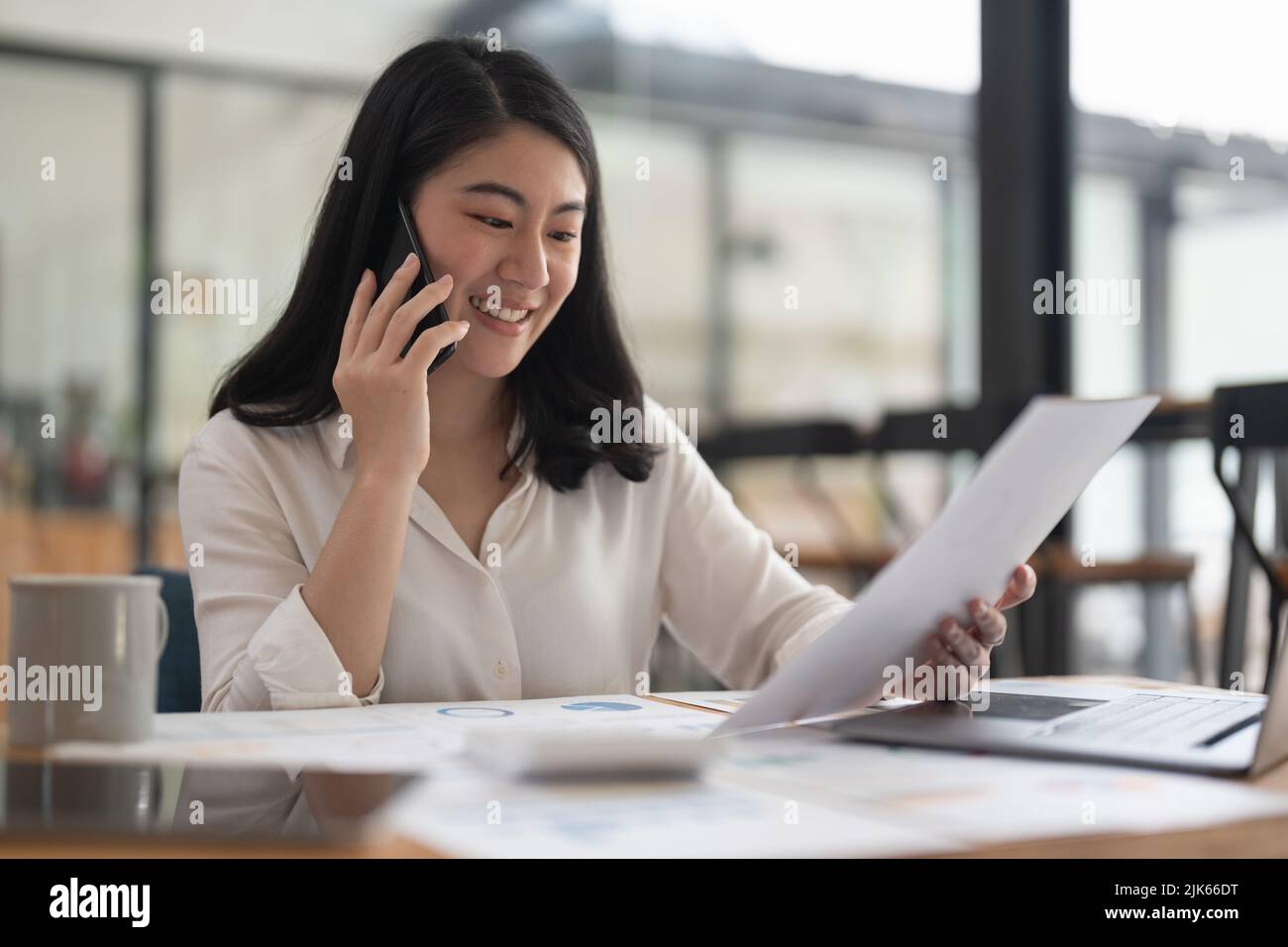 femme d'affaires prenant l'appel pour la consultation de comptabilité financière. Banque D'Images