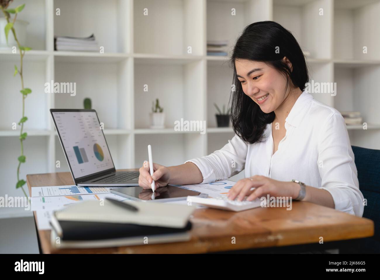 Femme d'affaires travaillant sur une tablette numérique pour la comptabilité financière au bureau. Banque D'Images