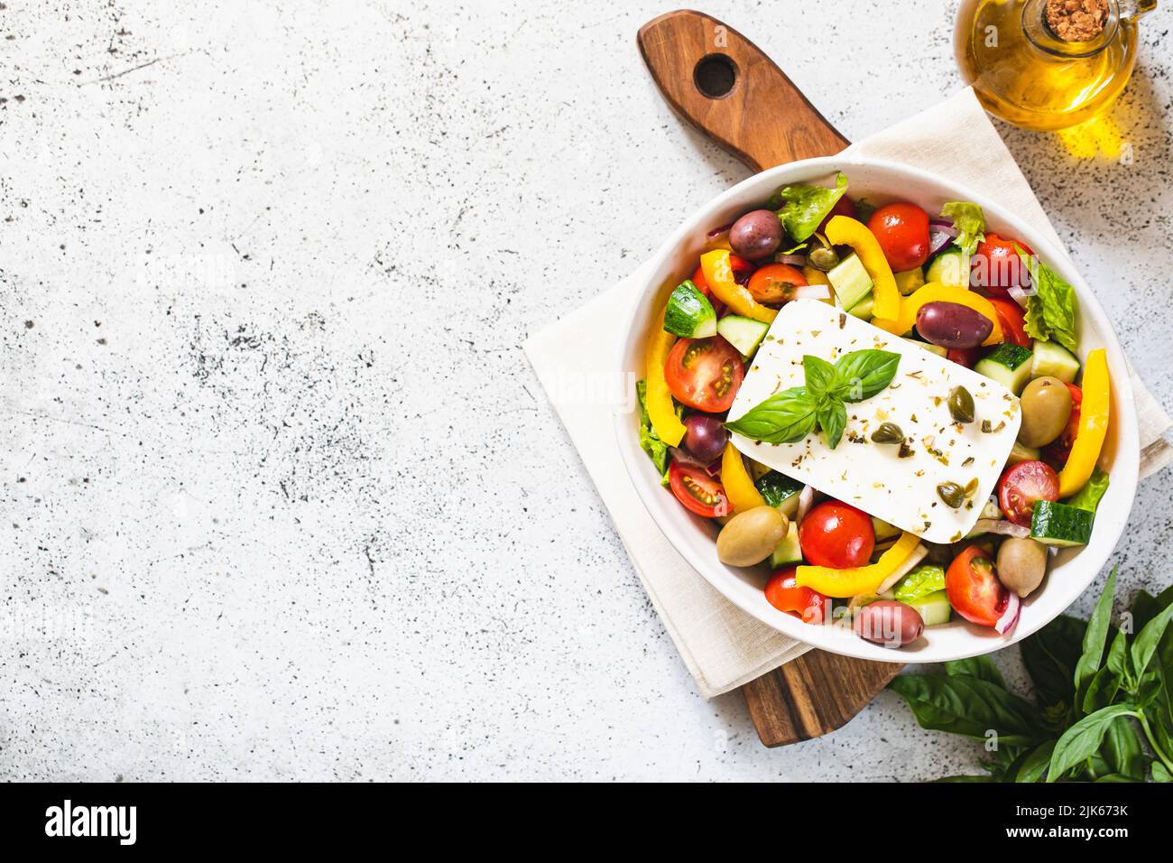Salade grecque classique de concombre frais, tomate, poivron, laitue, oignon rouge, fromage feta et olives à l'huile d'olive. Banque D'Images