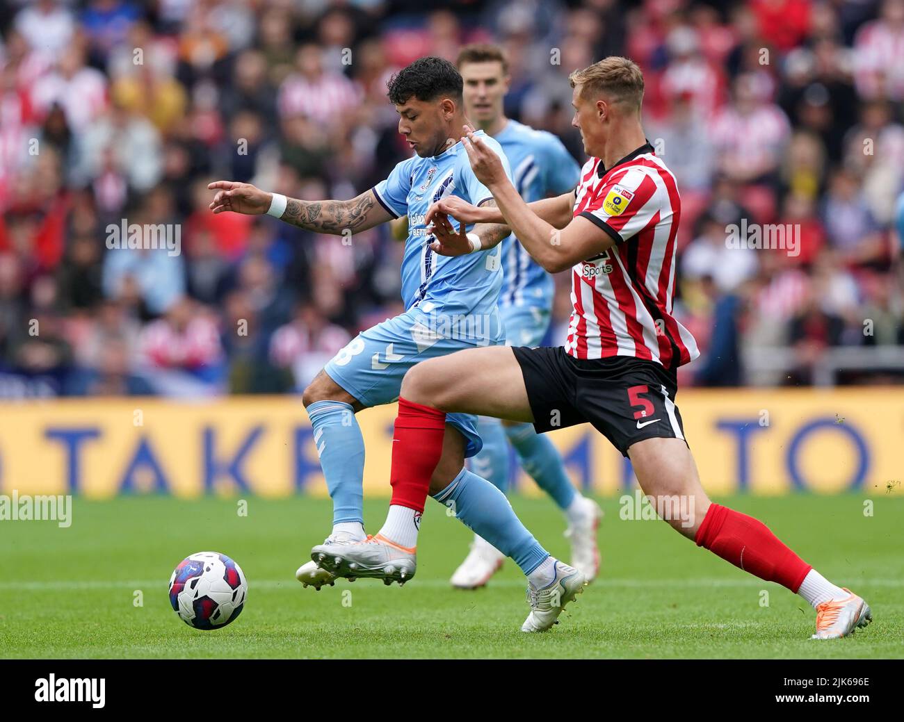 Gustavo Hamer de Coventry City (à gauche) et Daniel Ballard de Sunderland se battent pour le ballon lors du match du championnat Sky Bet au stade Light, Sunderland. Date de la photo: Dimanche 31 juillet 2022. Banque D'Images