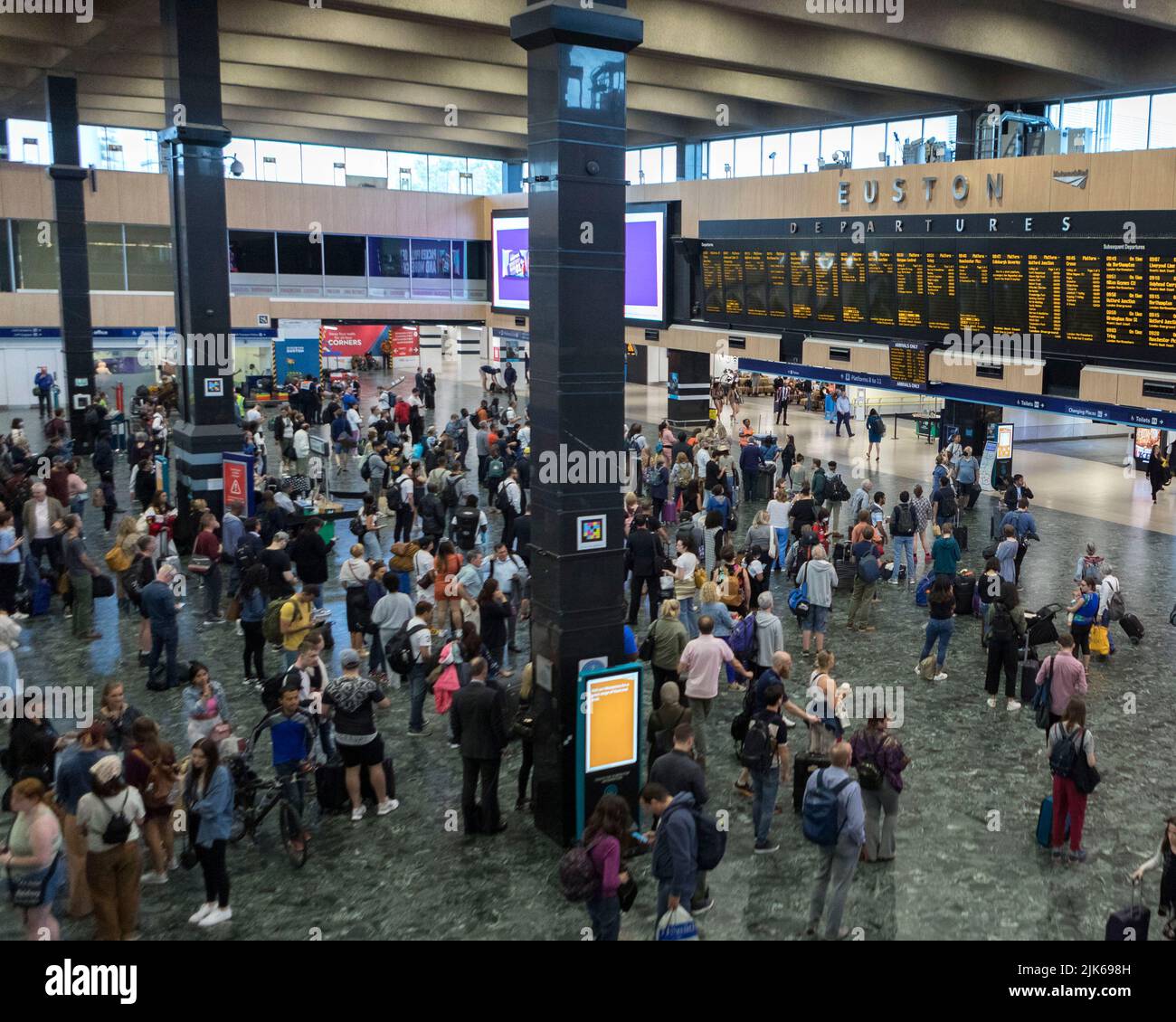 La gare de Londres Euston est considérée comme occupée ce matin car quelques trains ont été annulés en raison d'une pénurie de trains. Les voyageurs ont été vus en attente Banque D'Images