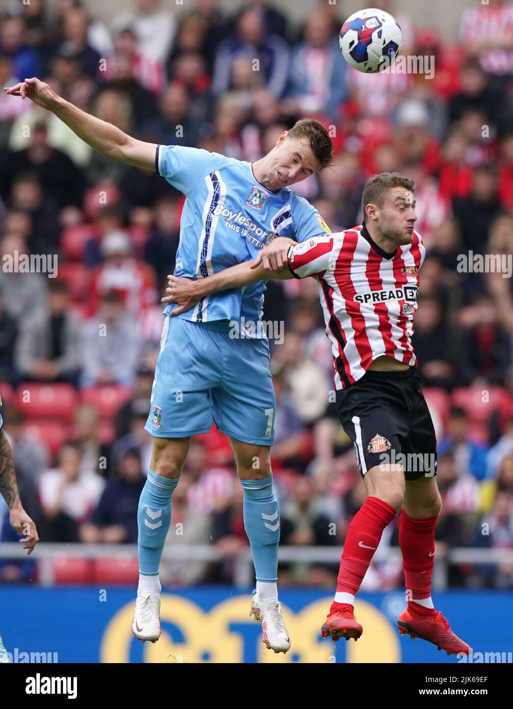 Ben Sheaf de Coventry City (à gauche) et Elliot Embleton de Sunderland se battent pour le ballon lors du match de championnat Sky Bet au stade Light, Sunderland. Date de la photo: Dimanche 31 juillet 2022. Banque D'Images