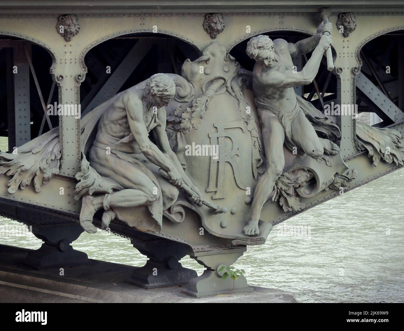 Statues décoratives sur le pont Bir-Hakeim à Paris, France Banque D'Images