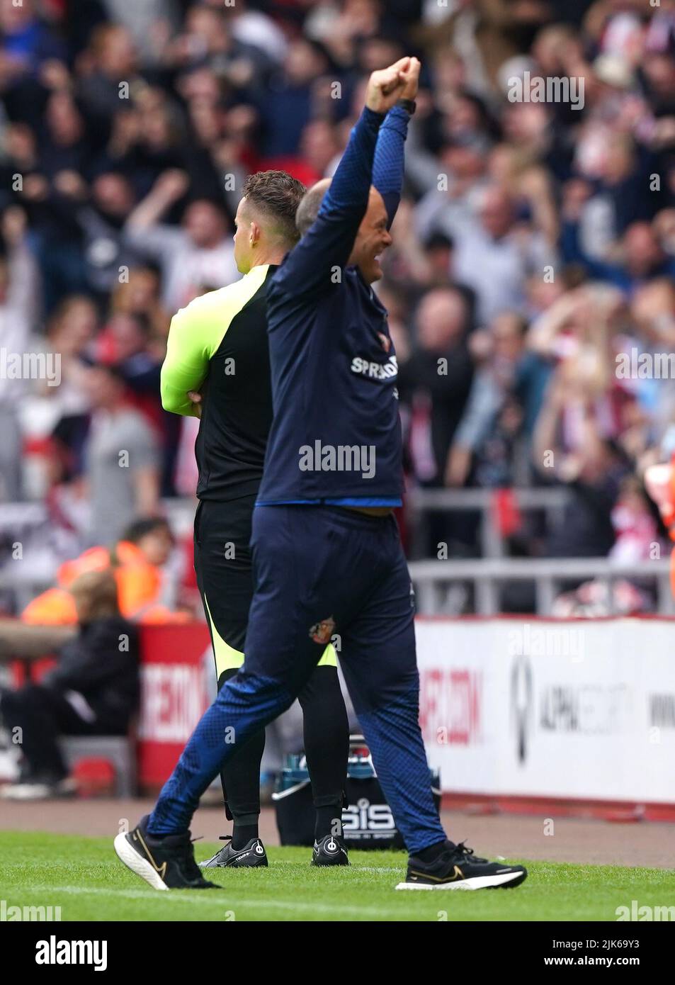 Alex Neil, directeur de Sunderland (à gauche), célèbre le premier but de son côté du match marqué par Jack Clarke (non représenté), lors du match du championnat Sky Bet au stade de Light, Sunderland. Date de la photo: Dimanche 31 juillet 2022. Banque D'Images