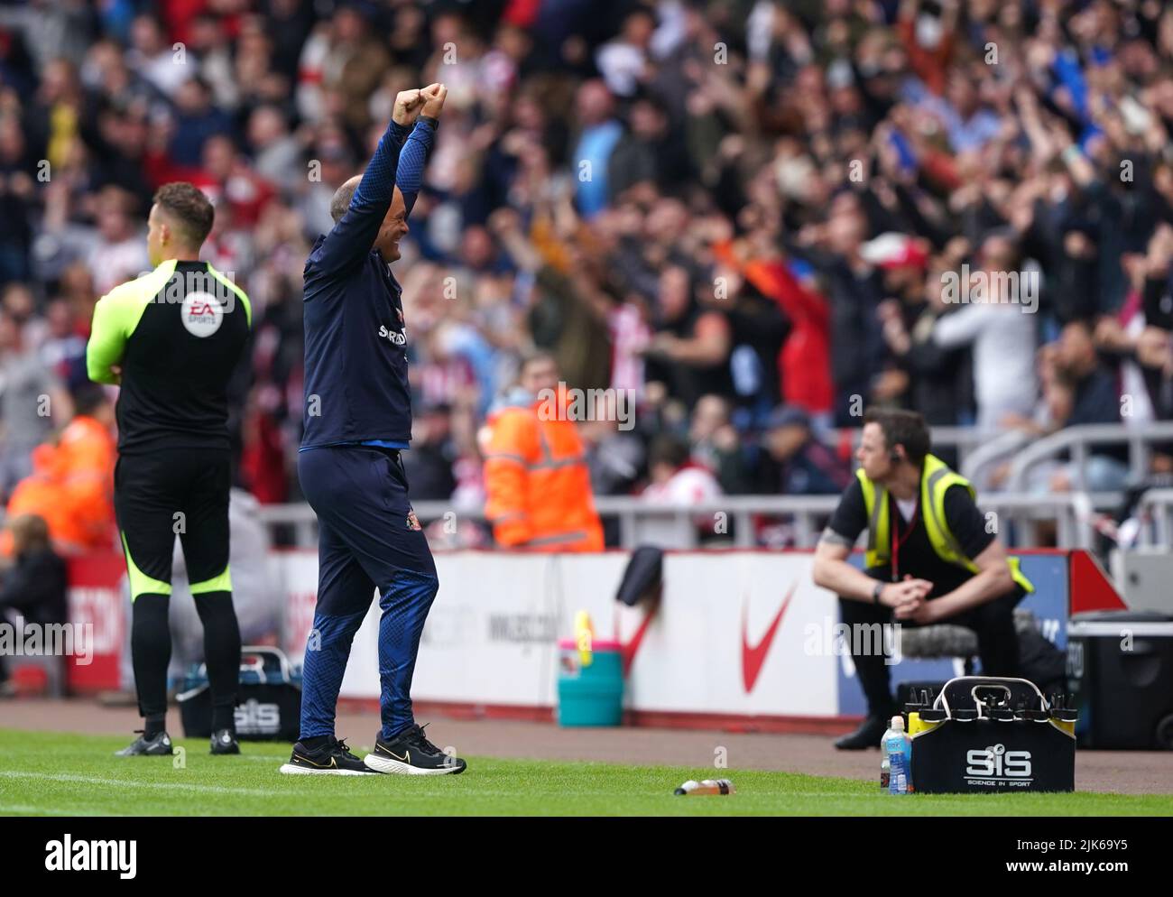 Alex Neil, directeur de Sunderland (à gauche), célèbre le premier but de son côté du match marqué par Jack Clarke (non représenté), lors du match du championnat Sky Bet au stade de Light, Sunderland. Date de la photo: Dimanche 31 juillet 2022. Banque D'Images