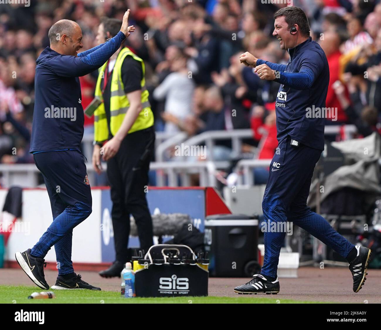 Alex Neil, directeur de Sunderland (à gauche), célèbre le premier but de son côté du match marqué par Jack Clarke (non représenté), lors du match du championnat Sky Bet au stade de Light, Sunderland. Date de la photo: Dimanche 31 juillet 2022. Banque D'Images
