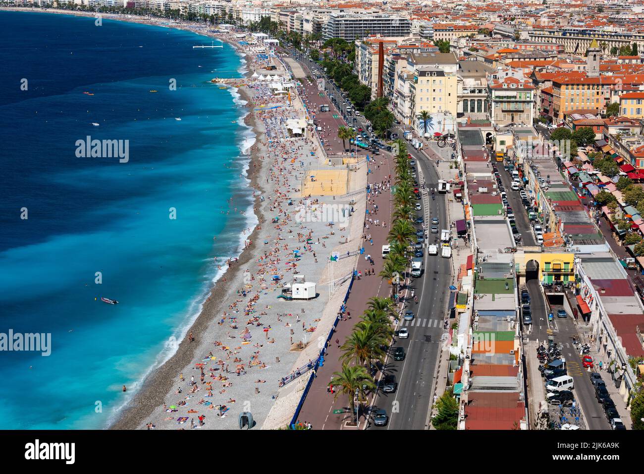 Nice, France - 23 juillet 2011 : Plage publique des Ponquettes et ville de Nice au milieu de l'été. Banque D'Images