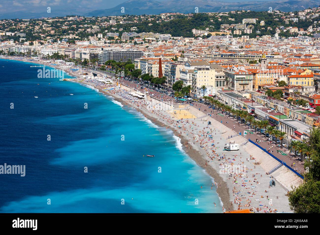 Nice, France - 23 juillet 2011 : Plage publique des Ponquettes et ville de Nice au milieu de l'été. Banque D'Images
