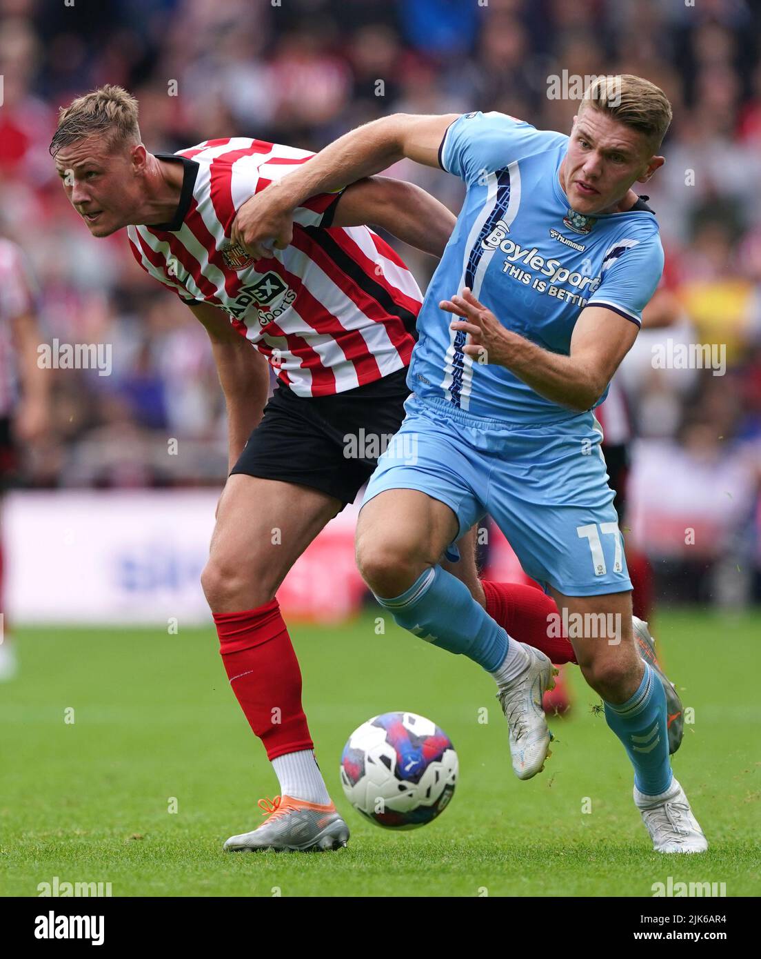 Daniel Ballard de Sunderland (à gauche) et Viktor Gyokeres de Coventry City se battent pour le ballon lors du match de championnat Sky Bet au stade de Light, Sunderland. Date de la photo: Dimanche 31 juillet 2022. Banque D'Images