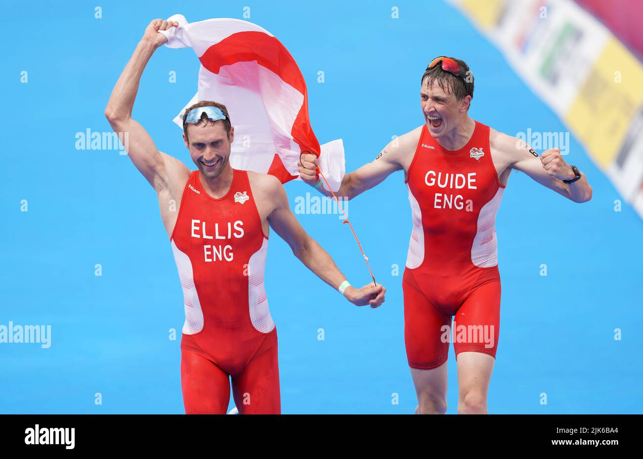 David Ellis (à gauche) et son guide Luke Pollard célèbrent la victoire de l'or au Triathlon de Mens Para le troisième jour des Jeux du Commonwealth de 2022 à Birmingham. Date de la photo: Dimanche 31 juillet 2022. Banque D'Images