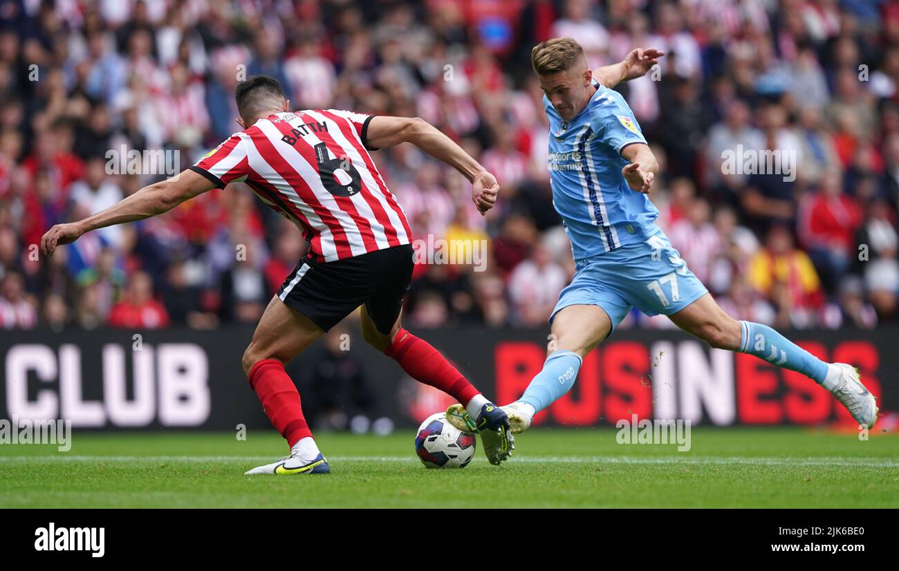 Danny Batth de Sunderland (à gauche) et Viktor Gyokeres de Coventry City se battent pour le ballon lors du match du championnat Sky Bet au stade de Light, Sunderland. Date de la photo: Dimanche 31 juillet 2022. Banque D'Images