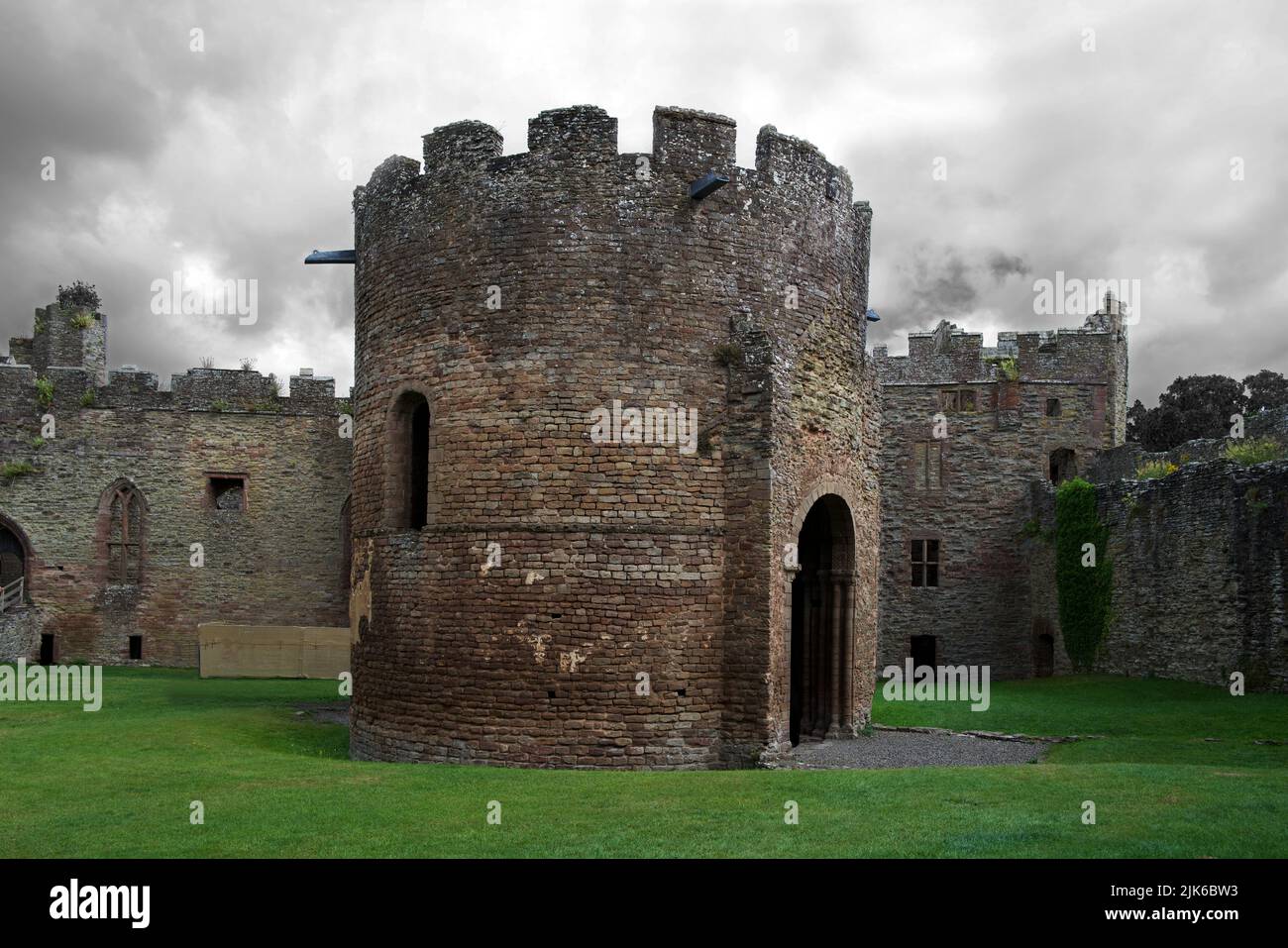 Le château de Ludlow est une fortification médiévale dans la ville de Ludlow, dans le Shropshire. Il a probablement été fondé par Walter de Lacy vers 1075. Banque D'Images