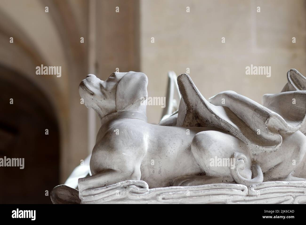 VERSAILLES / FRANCE - 16 juin 2019 : chien de garde du tombeau du chevalier dans le château de Versailles, près de Paris, France Banque D'Images