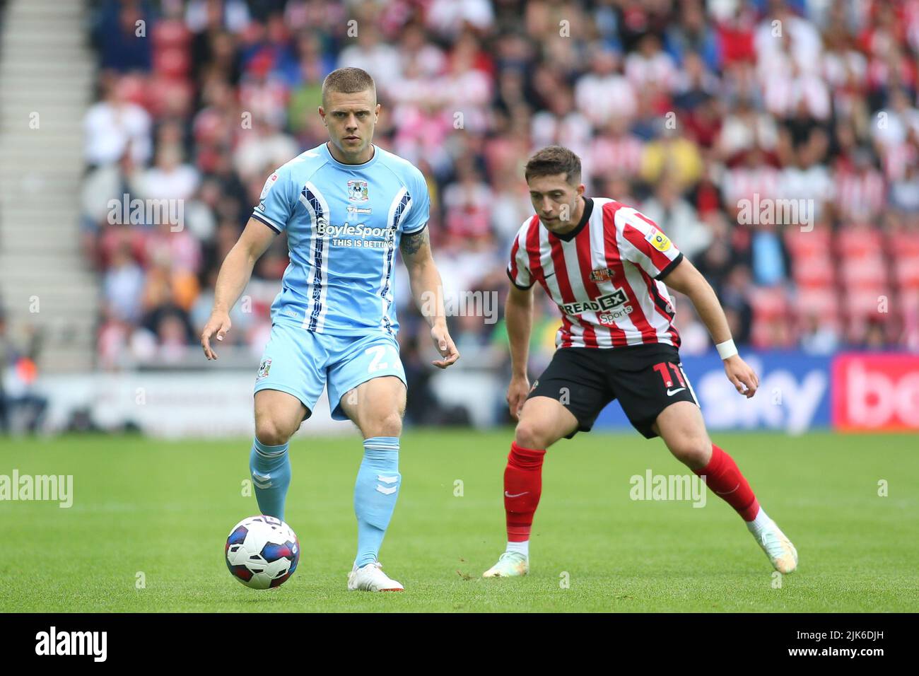 Le Jake Bidwell de Coventry City est fermé par Lynden Gooch de Sunderland lors du match de championnat Sky Bet entre Sunderland et Coventry City au stade de Light, Sunderland, le dimanche 31st juillet 2022. (Crédit : Michael Driver | INFORMATIONS MI) Banque D'Images