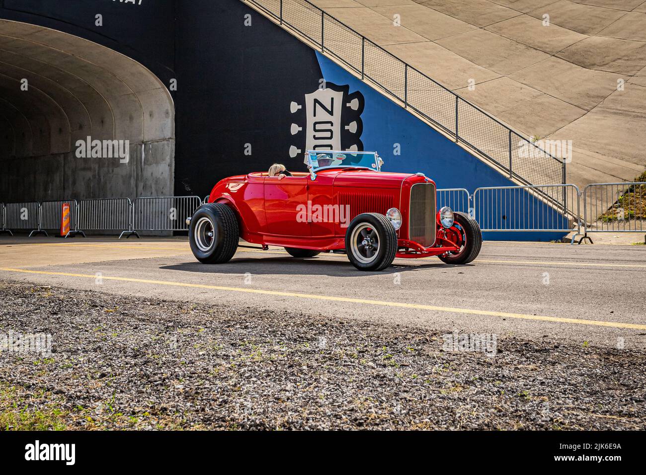 Liban, TN - 14 mai 2022 : vue grand angle à l'angle avant d'un roadster de luxe Ford modèle B 1932, laissant un salon de voiture local. Banque D'Images