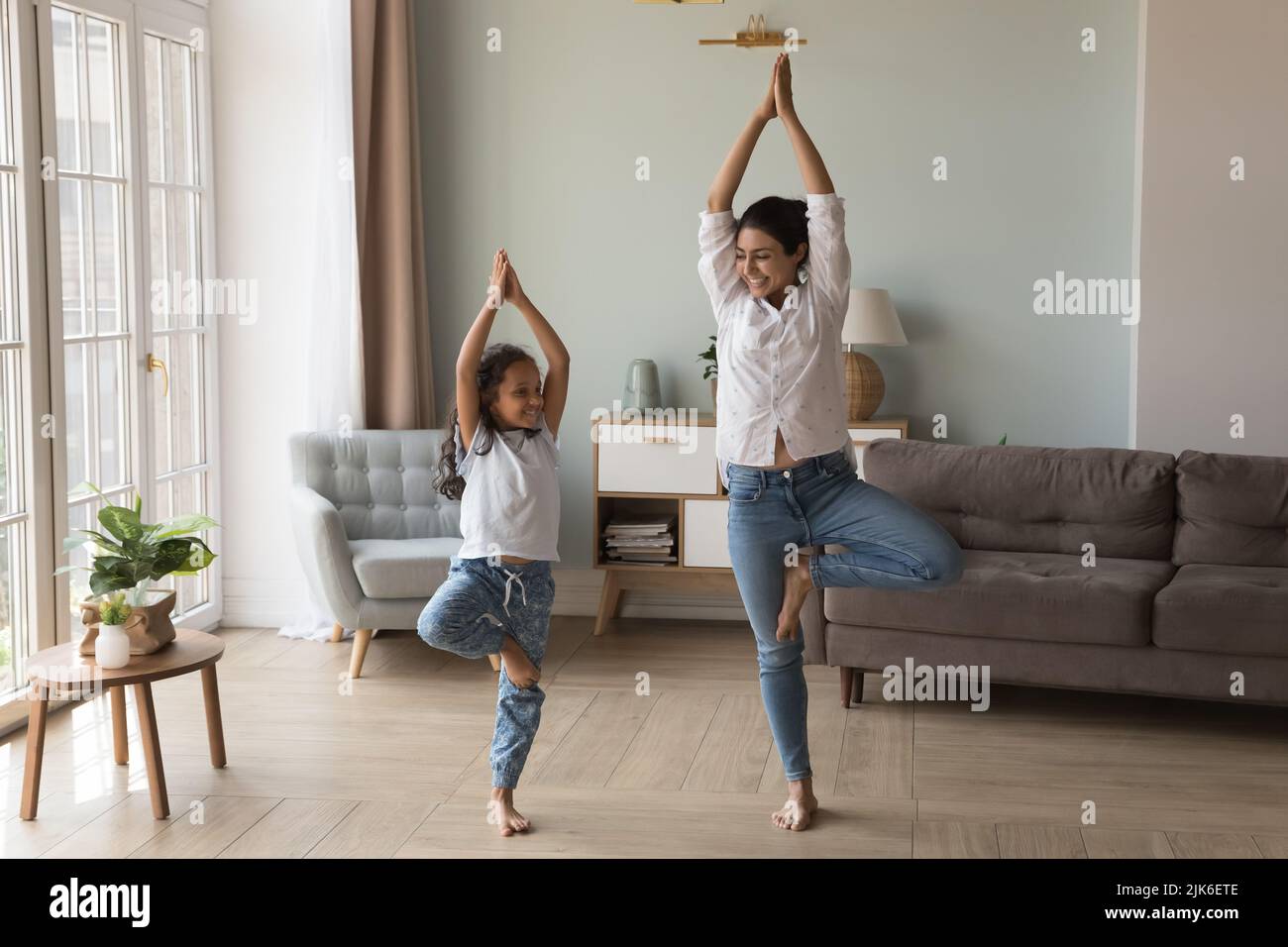 Bonne maman yogi indienne enseignant à la fille gamin de faire du yoga Banque D'Images