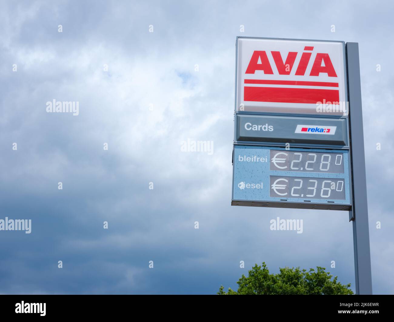 Bâle, Suisse - 4 juillet 2022: Panneau Avia à la station-service contre ciel nuageux. Avec environ 3 000 stations de remplissage, Avia est la marque d'huile minérale indépendante du groupe la plus utilisée en Europe. Banque D'Images