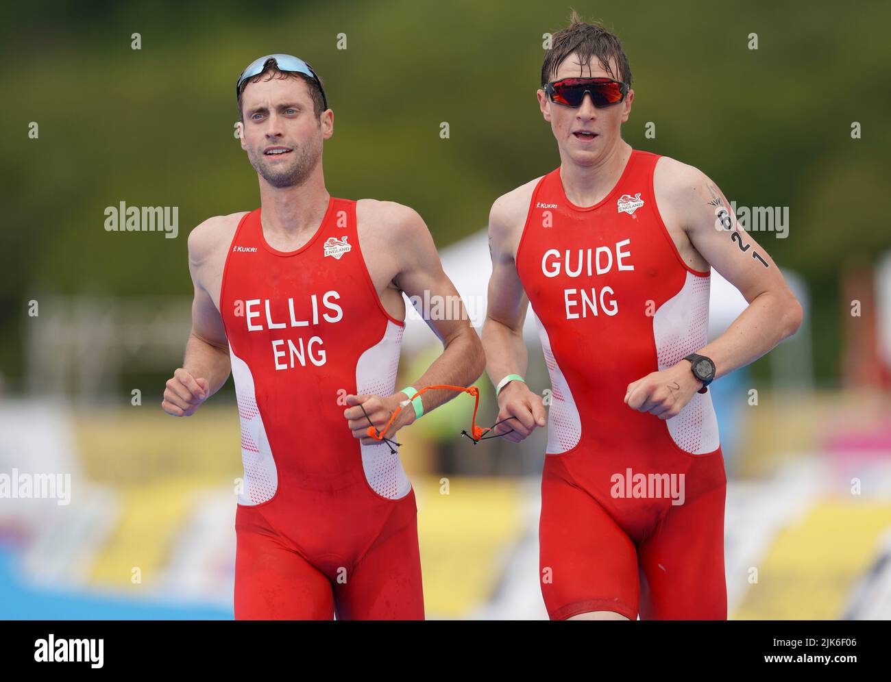 David Ellis (à gauche) et son guide Luke Pollard sur le chemin de l'or dans le Triathlon de Mens Para le troisième jour des Jeux du Commonwealth de 2022 à Birmingham. Date de la photo: Dimanche 31 juillet 2022. Banque D'Images