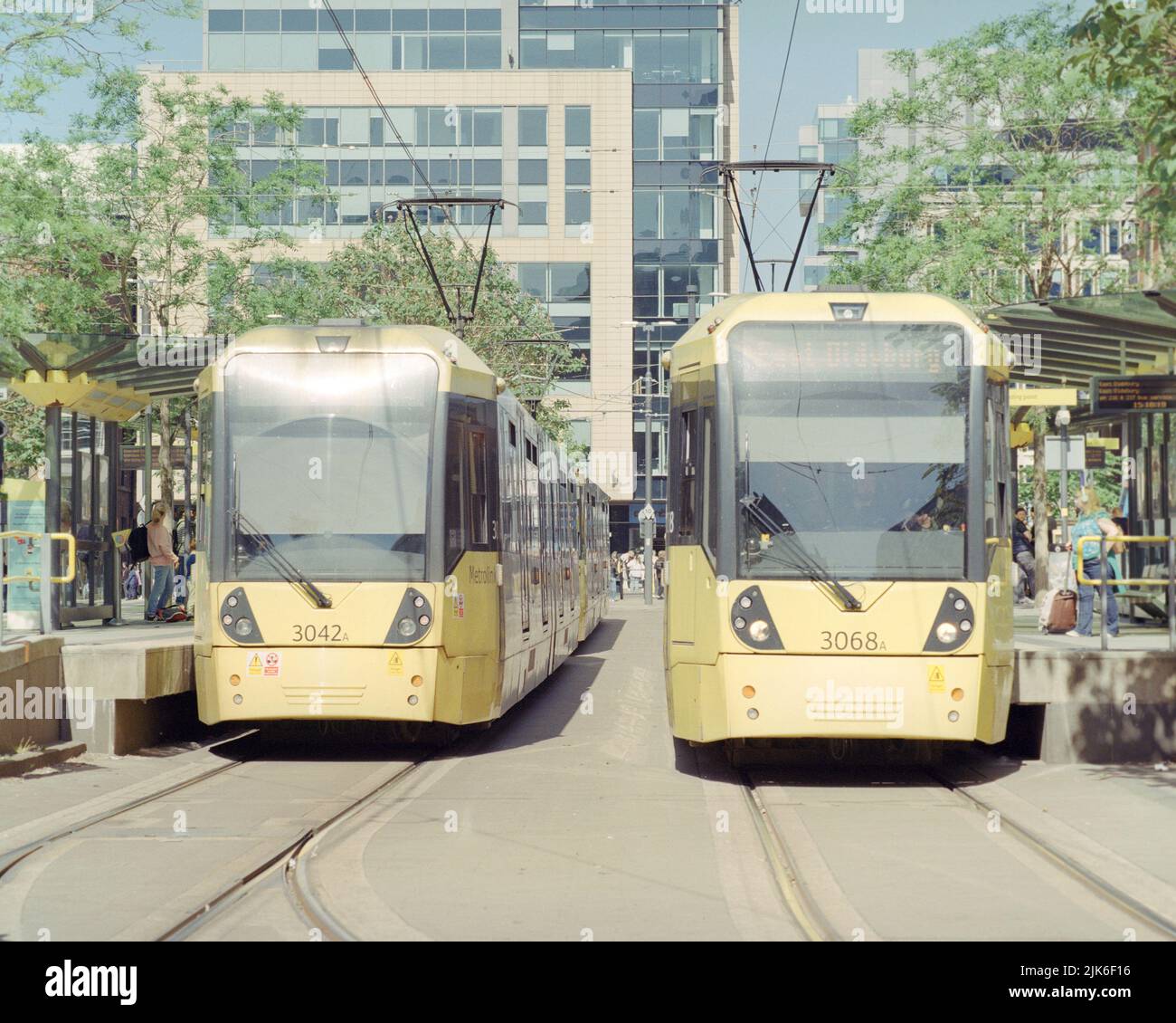 Manchester, Royaume-Uni - juin 2022 : deux tramways de Manchester à l'arrêt de tramway de la place Saint-Pierre. Banque D'Images