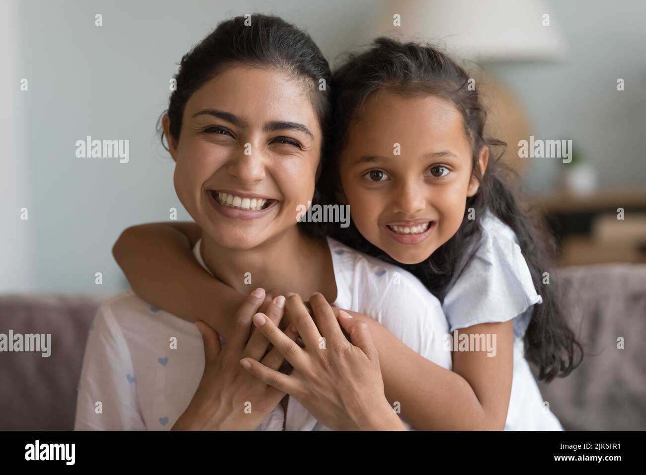 Bonne photo de maman indienne et petite fille adorable Banque D'Images