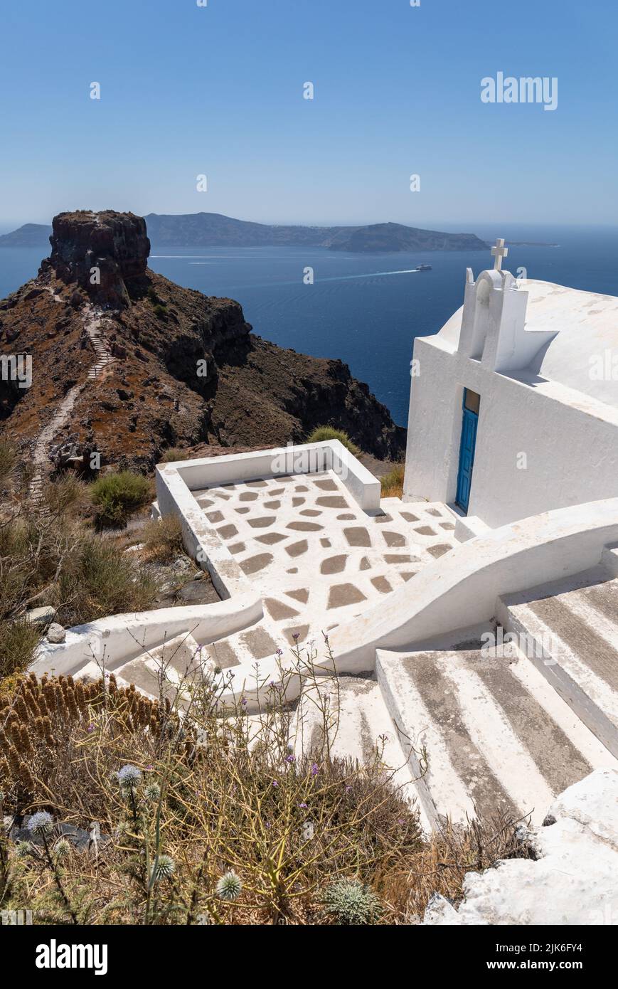 Saint John l'église et le rocher de Skaros sur le bord de la caldeira, Imerovigli, Santorini, Grèce, Europe Banque D'Images