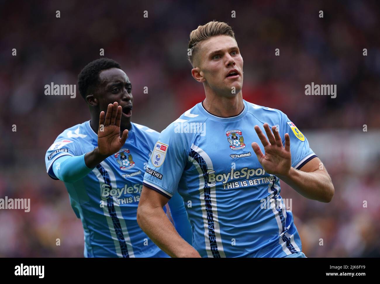 Viktor Gyokeres, de Coventry City (à droite), célèbre le premier but de son équipe lors du match du championnat Sky Bet au stade de Light, Sunderland. Date de la photo: Dimanche 31 juillet 2022. Banque D'Images