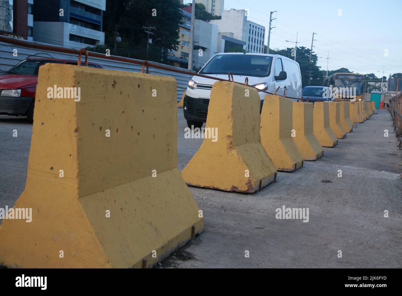 salvador, bahia, brésil - 29 juillet 2022 : barrière en béton pour contenir des véhicules sur le site de construction de la voie exclusive pour le système de transport BRT Banque D'Images