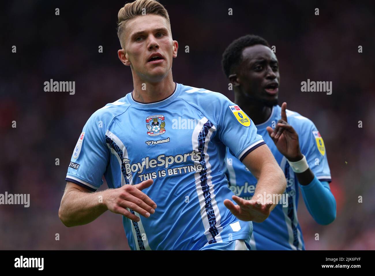 Viktor Gyokeres, de Coventry City (à gauche), célèbre le premier but du match du championnat Sky Bet au stade de Light, Sunderland. Date de la photo: Dimanche 31 juillet 2022. Banque D'Images
