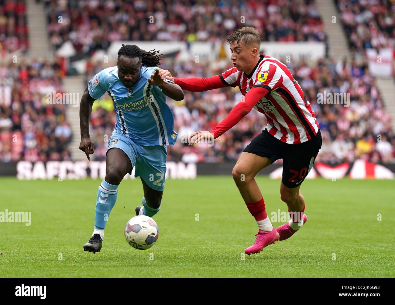Fankaty Dabo de Coventry City (à gauche) et Jack Clarke de Sunderland se battent pour le ballon lors du match de championnat Sky Bet au stade de Light, Sunderland. Date de la photo: Dimanche 31 juillet 2022. Banque D'Images