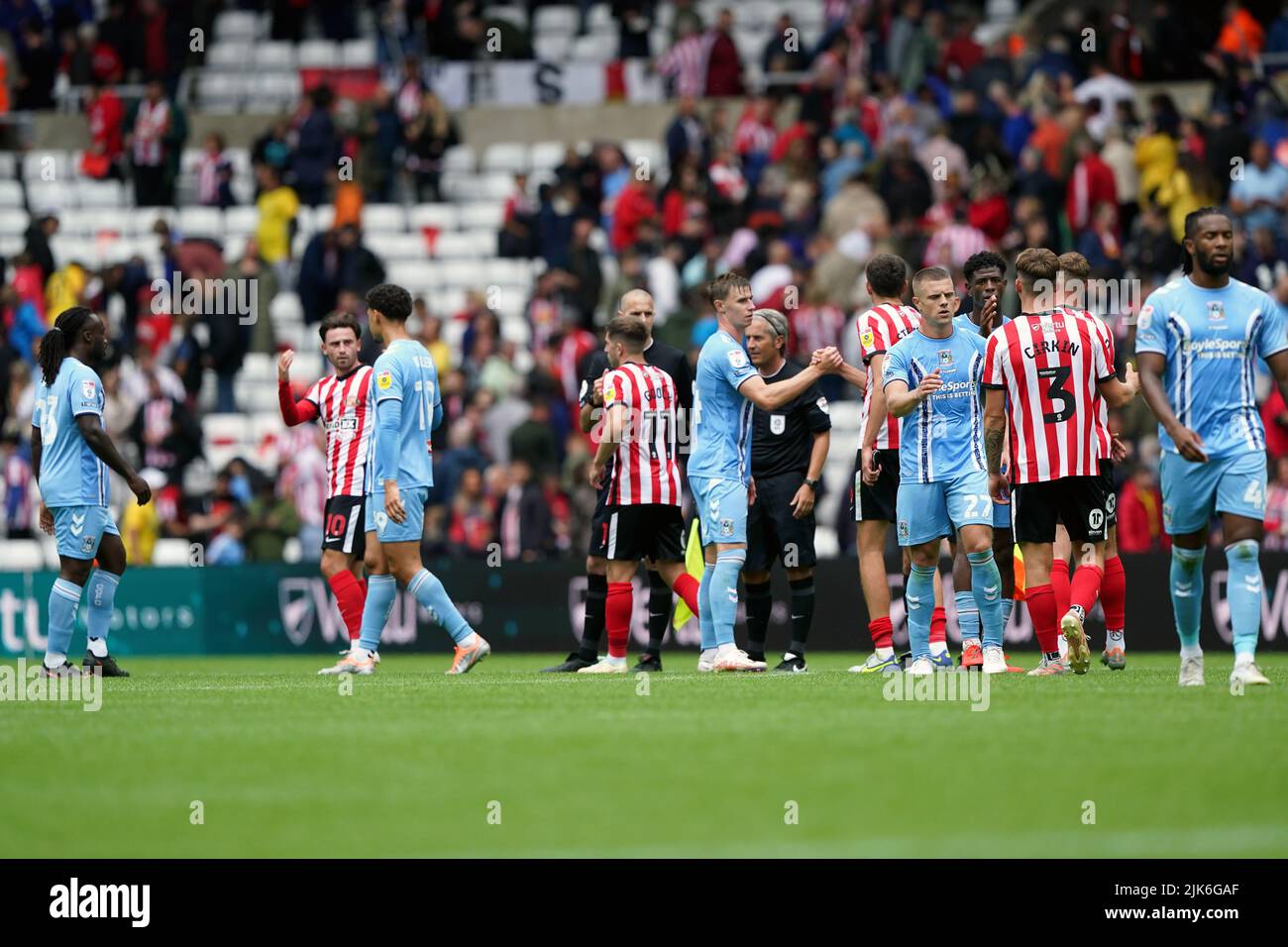 Les joueurs de Sunderland et de Coventry City se secouent la main après le match du championnat Sky Bet au stade de Light, Sunderland. Date de la photo: Dimanche 31 juillet 2022. Banque D'Images