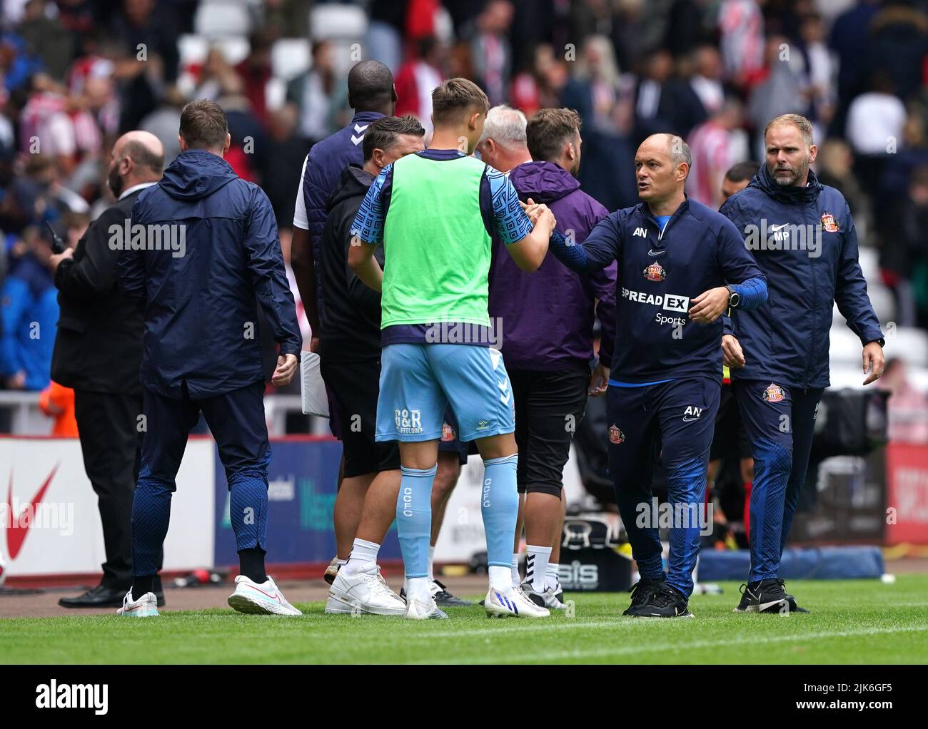 Alex Neil, directeur de Sunderland (deuxième à droite), réagit après le match du championnat Sky Bet au stade de Light, Sunderland. Date de la photo: Dimanche 31 juillet 2022. Banque D'Images