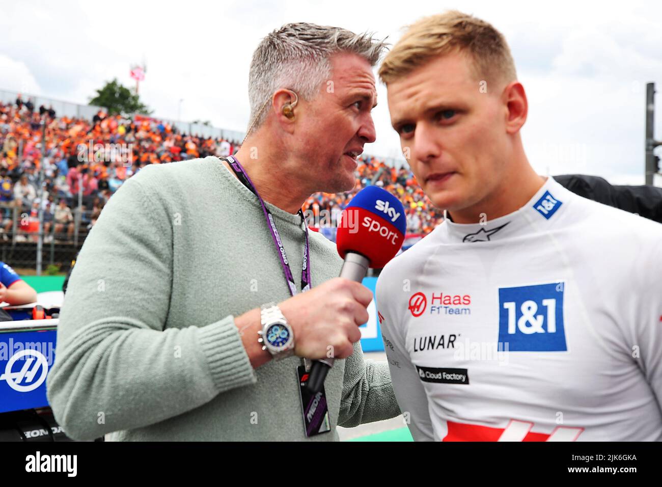 Budapest, Hongrie. 31st juillet 2022. (De gauche à droite): Ralf Schumacher (GER) Sky Sport Presenter avec Mick Schumacher (GER) Haas F1 Team sur la grille. Grand Prix de Hongrie, dimanche 31st juillet 2022. Budapest, Hongrie. Crédit : James Moy/Alay Live News Banque D'Images