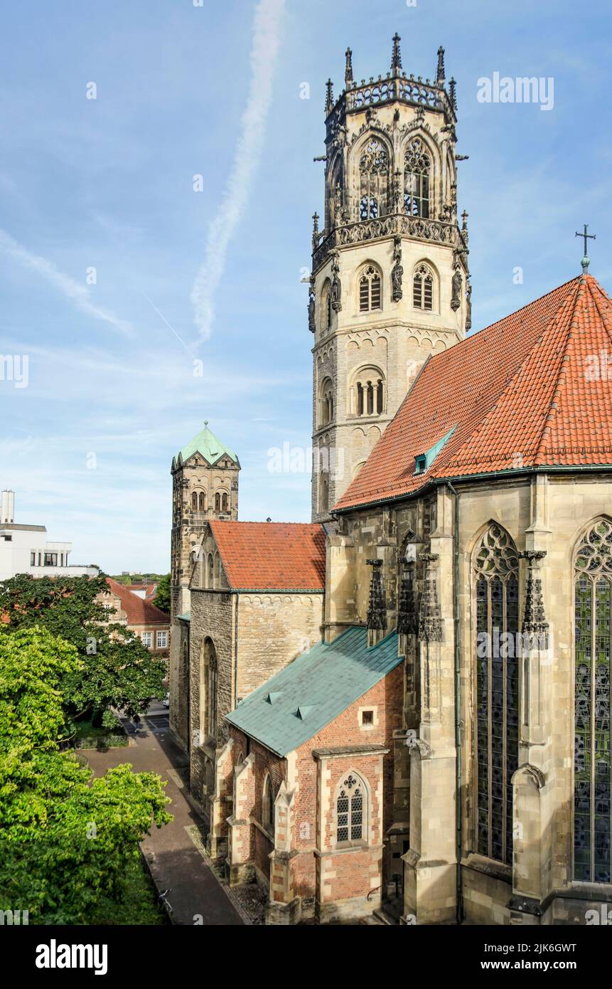 Münster, Allemagne, 28 juillet 2022 : façade sud et tour de l'église Sankt Ludgeri et Marienplatz adjacente Banque D'Images