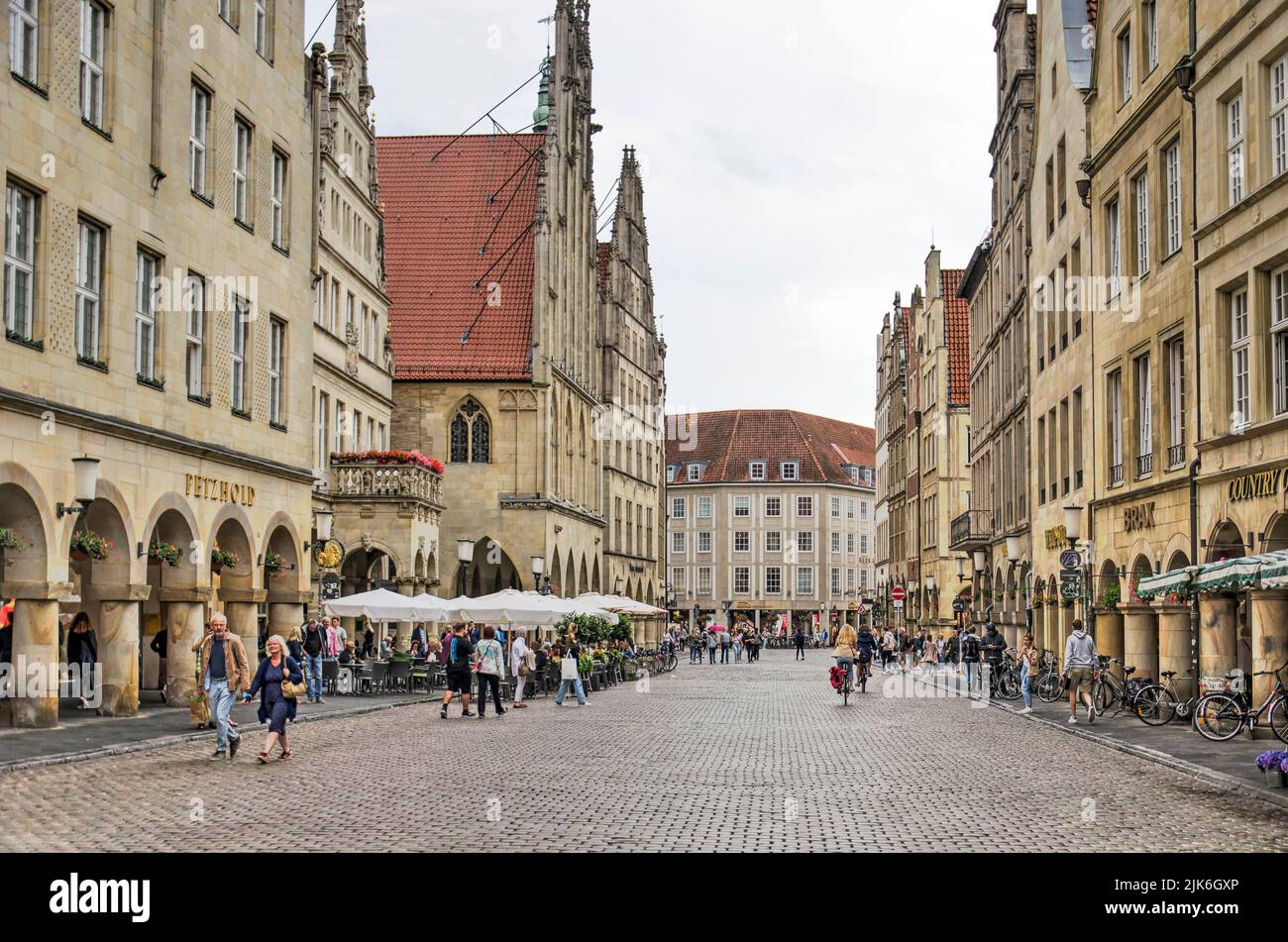 Münster, Allemagne, 29 juillet 2022 : scène de rue au Prinzipalmarkt, bordé de bâtiments historiques aux façades de grès Banque D'Images