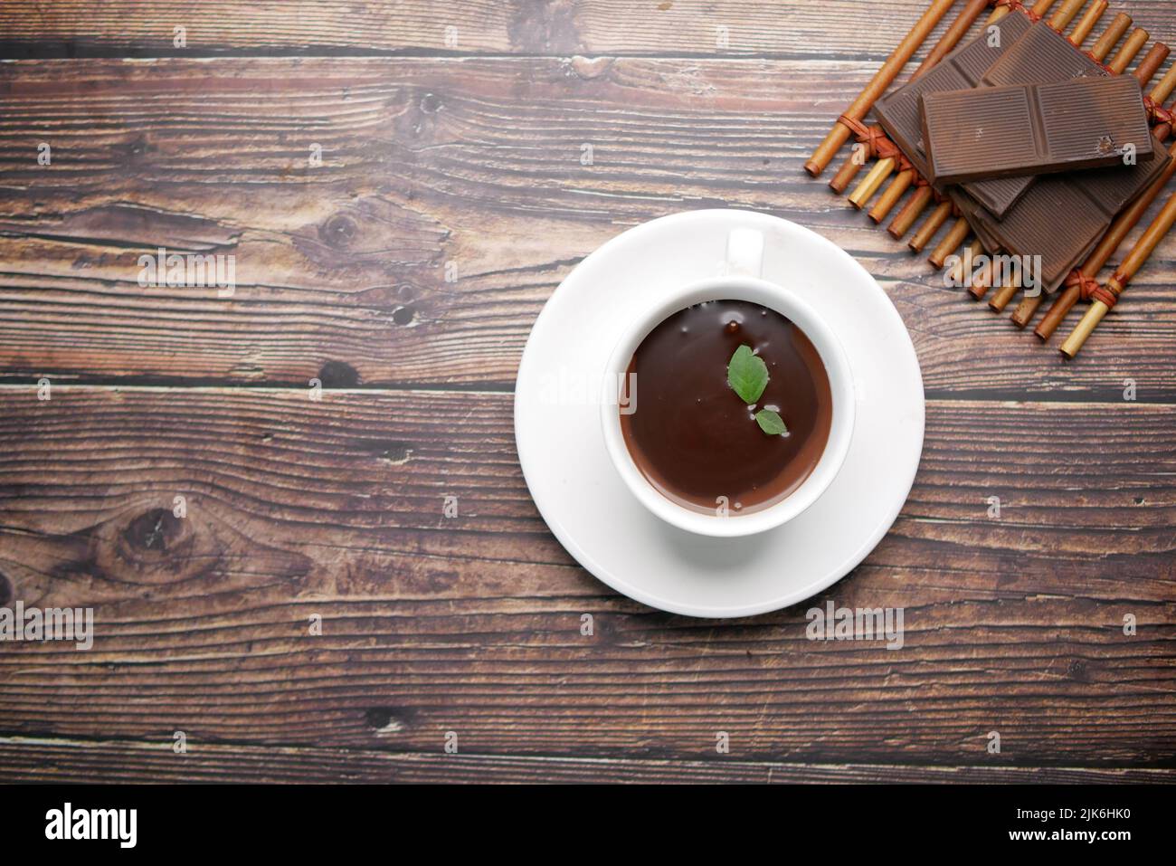 composition plate de crème au chocolat noir dans une tasse de café sur la table Banque D'Images