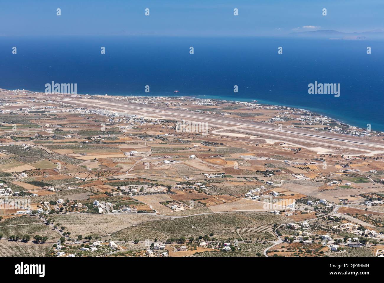 Vue depuis le monastère orthodoxe Saint du Prophète Elias sur le sommet du mont Profitis Ilias de la piste de l'aéroport de Santorin et de la mer Égée, Grèce, UE Banque D'Images