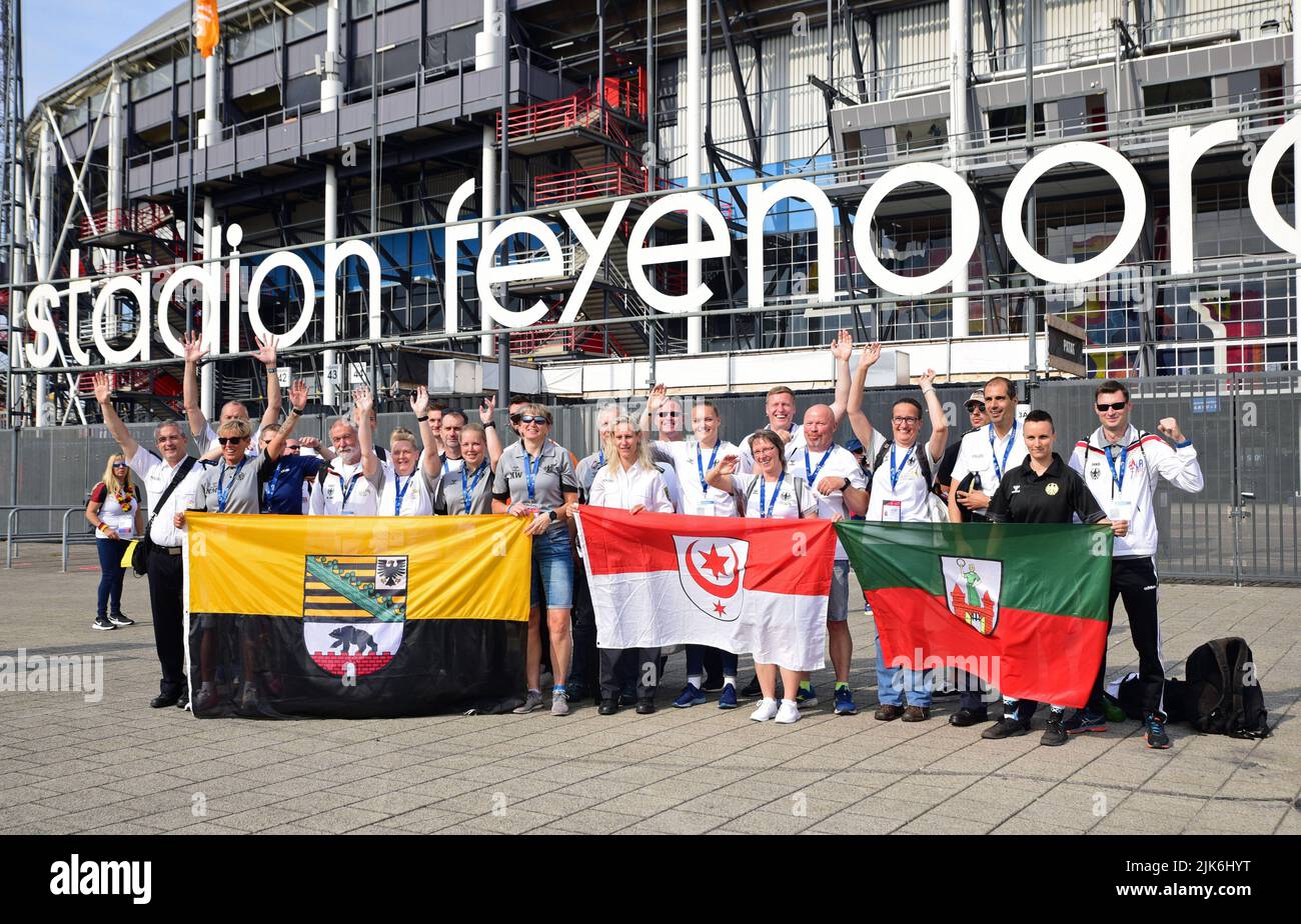 Rotterdam, pays-Bas. 22nd juillet 2022. Les équipes d'officiers de police, de pompiers, de douaniers et de magistrats de toutes les régions de Saxe-Anhalt se réunissent pour une photo d'équipe avant l'ouverture des compétitions 'World police & Fire Games' au stade Feyenord. L'équipe de Saxe-Anhalt a remporté plus de 80 médailles lors de la compétition "World police & Fire Games" aux pays-Bas. L'équipe de 70 sportifs et sportswomen peut ainsi se vanter du meilleur résultat. (À dpa 'Saxony-Anhalt réussi à 'World police & Fire Games') Credit: Annette Schneider-Solis/dpa/Alay Live News Banque D'Images