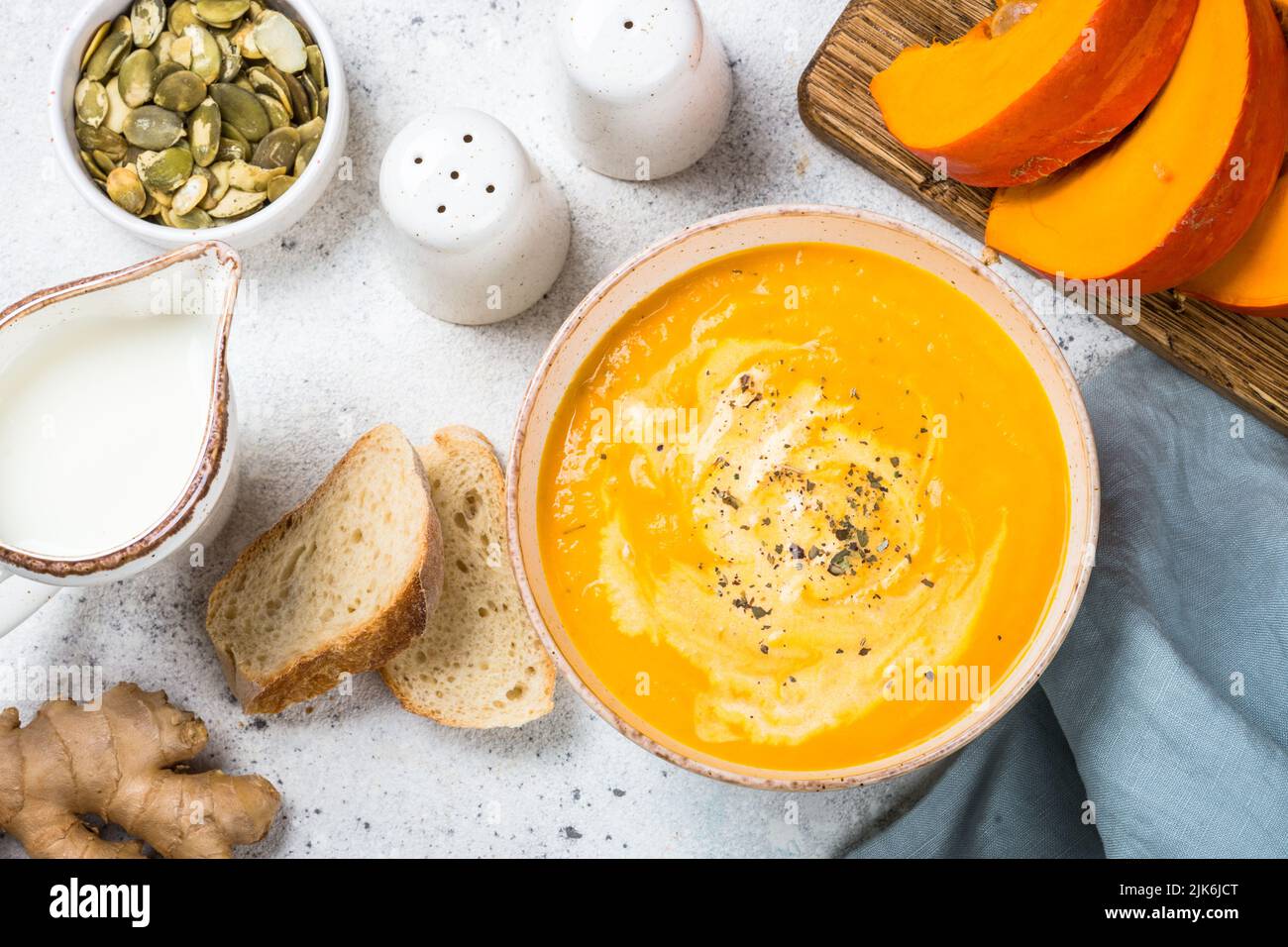 Purée de potiron à la crème dans un bol blanc. Banque D'Images