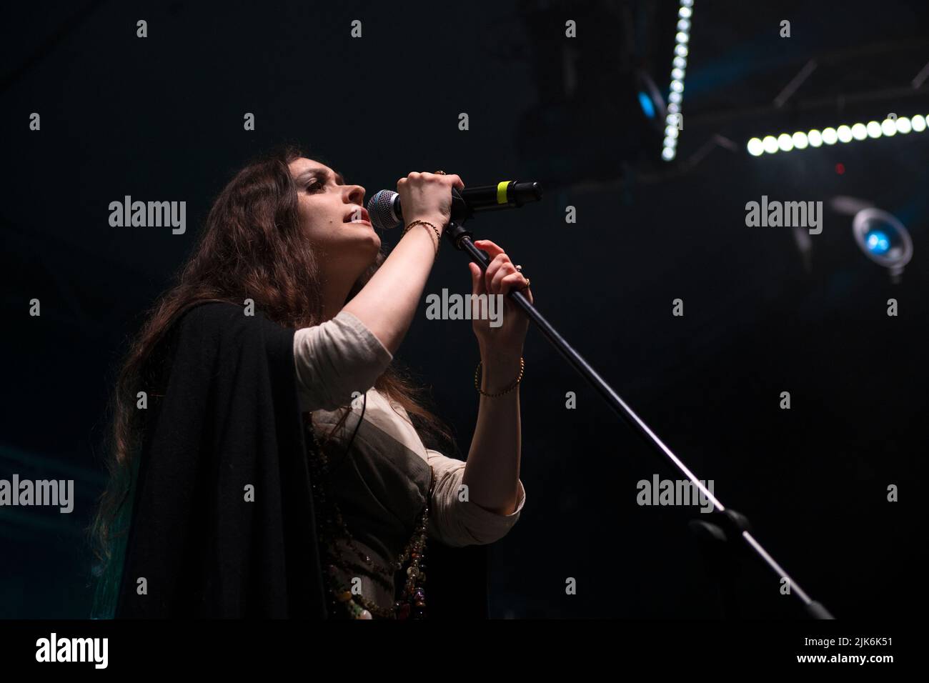 RÉGION DE TVER, RUSSIE - 23 JUILLET 2022 : soliste du groupe folklorique 'Bjarla'. Fragment du concert sur le festival historique de 'Epic Coast - 2022' Banque D'Images