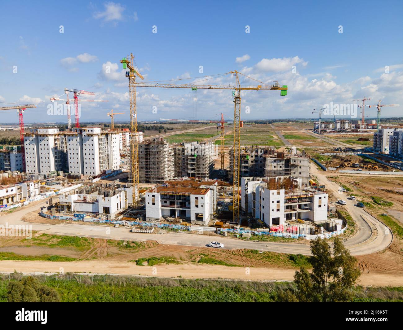 La vue aérienne des travailleurs travaille sur de grands chantiers de construction et de nombreuses grues travaillent Banque D'Images