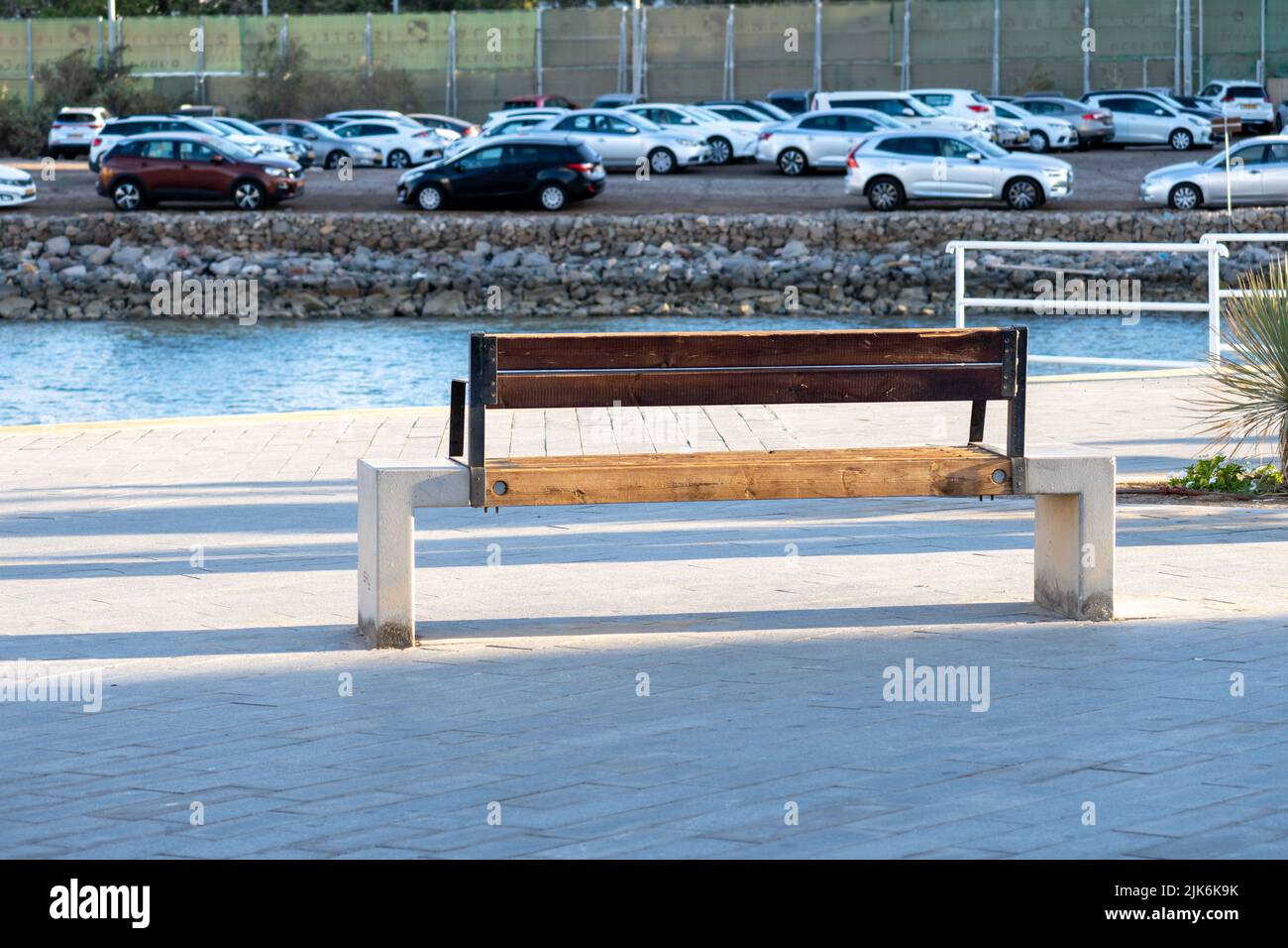 Le banc vide dans le parc à la journée ensoleillée Banque D'Images