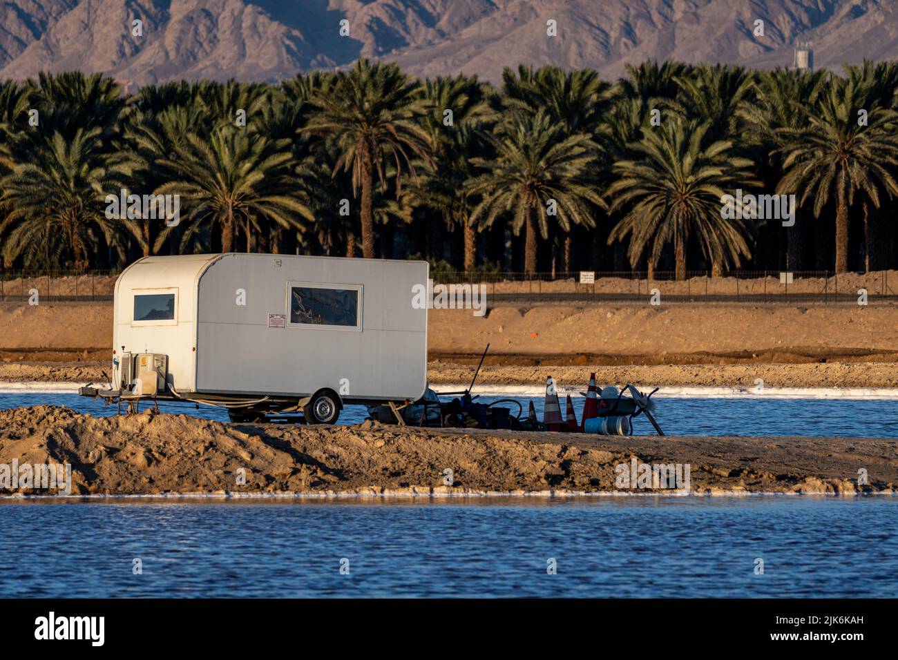Eilat ville montagnes à la lumière du jour avec des palmiers Banque D'Images