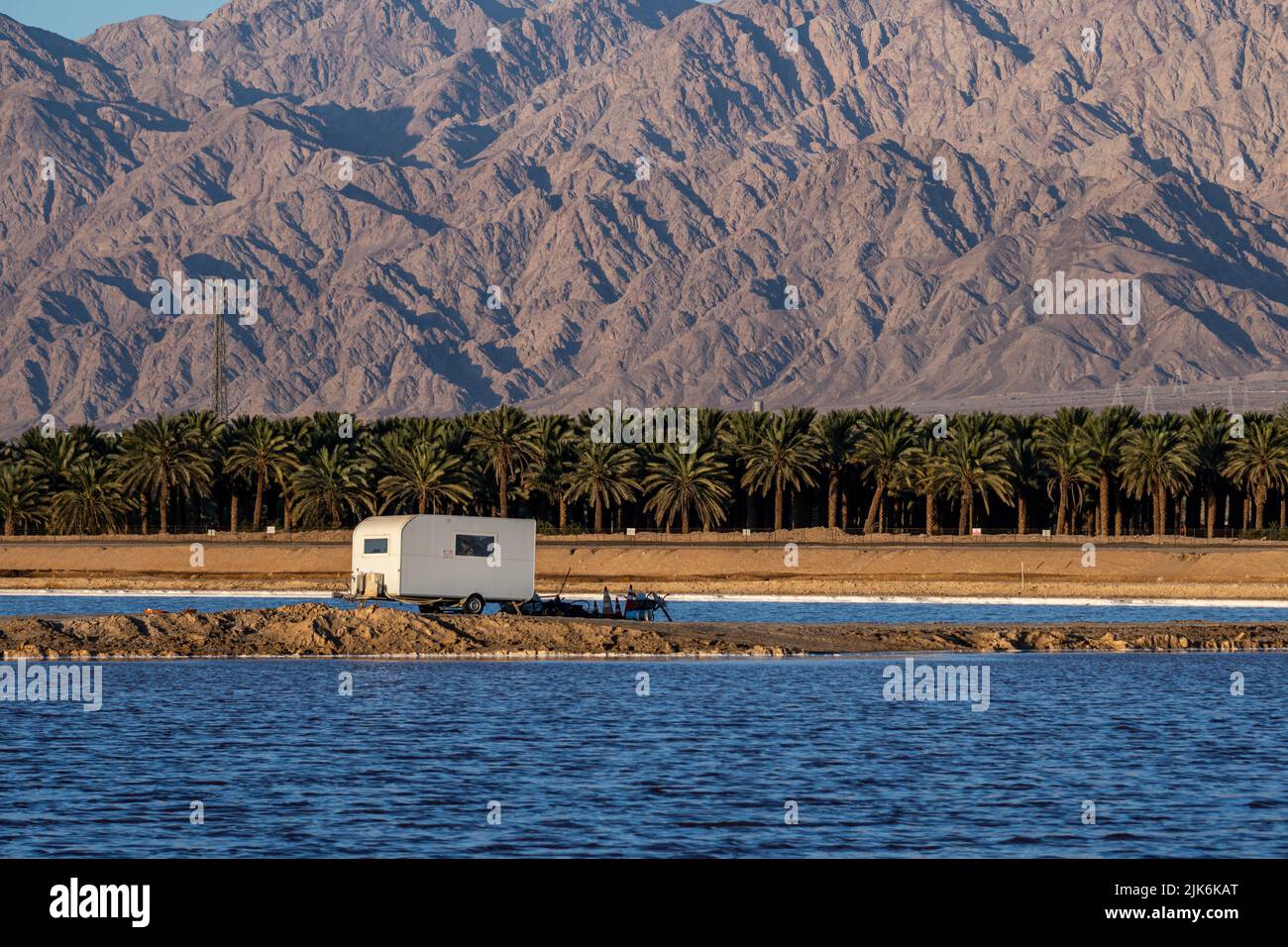 Eilat ville montagnes à la lumière du jour avec des palmiers Banque D'Images