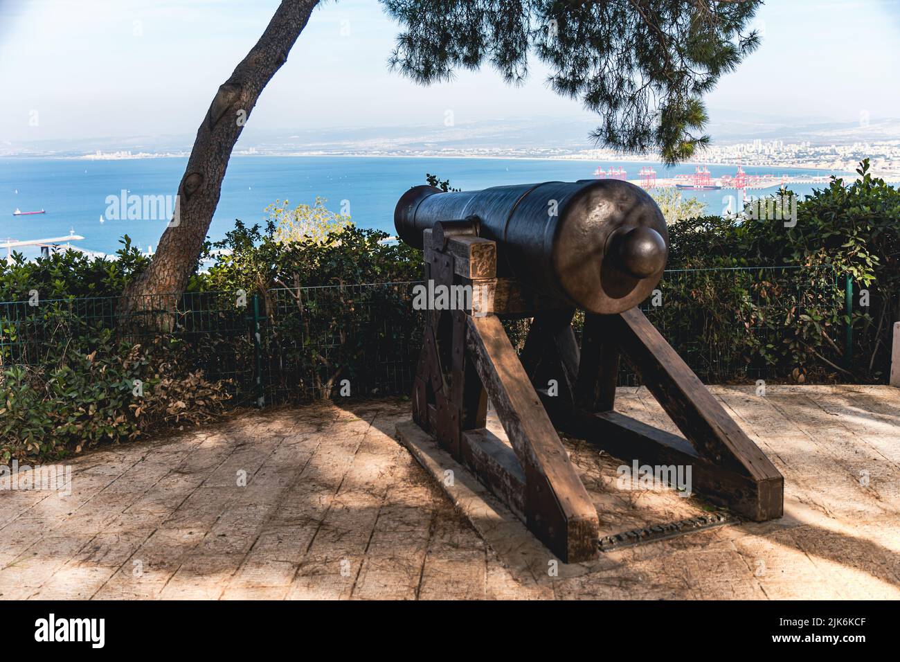 Vieux canon au parc de Haïfa Banque D'Images