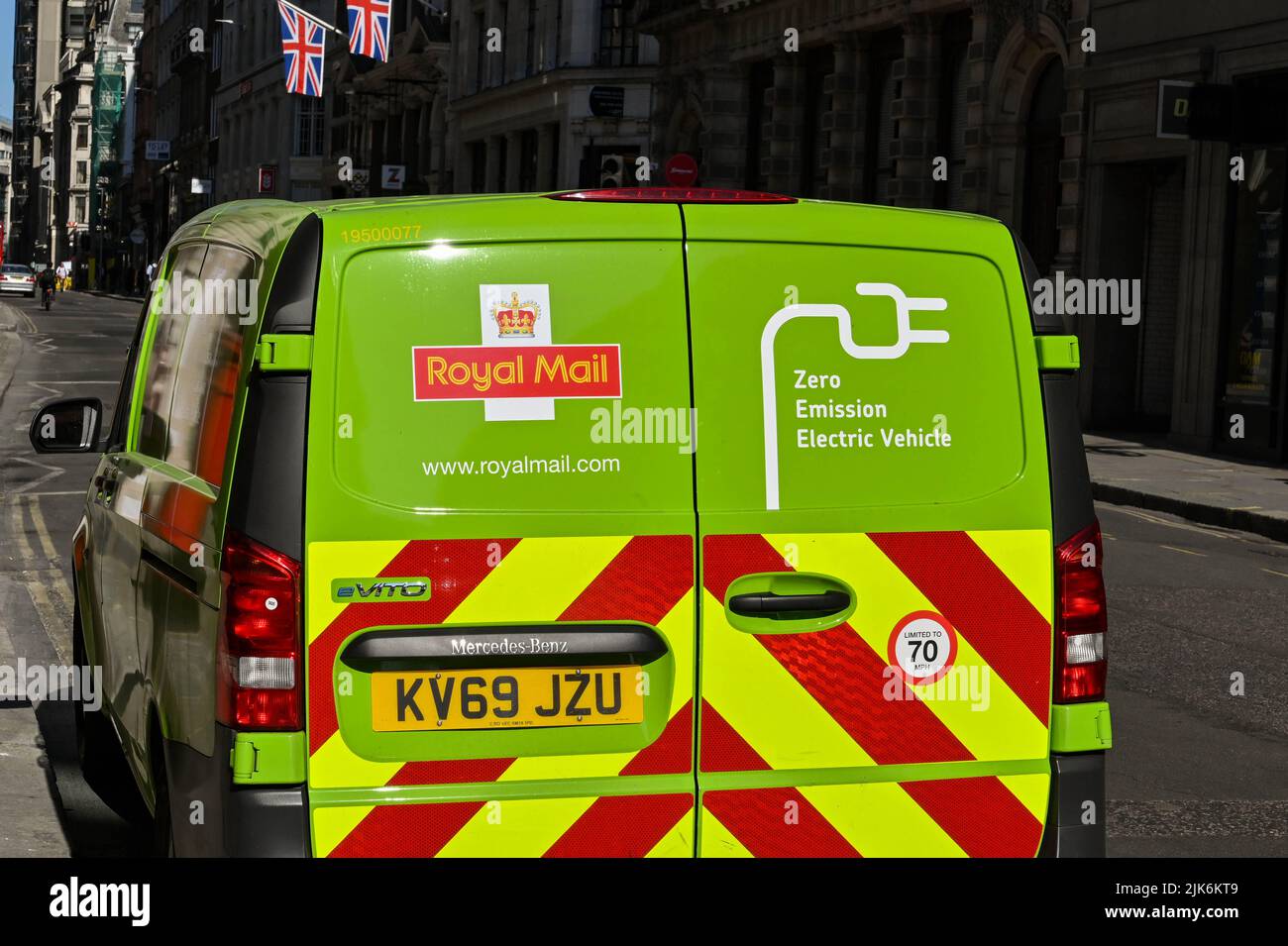 Londres, Angleterre - 21 juin 2022 : vue arrière d'une camionnette électrique exploitée par le Royal Mail Banque D'Images