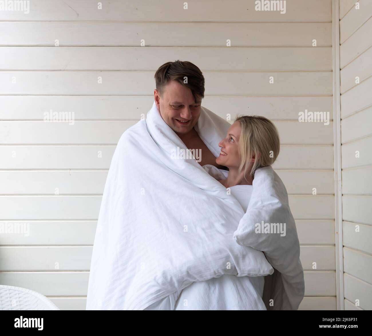 Enfant en cuddling deux heureux coucher de soleil famille père soin soleil homme, pour tendresse tendre dans l'ancien et marcher dehors, des vacances saines. Mode de vie réel, Banque D'Images