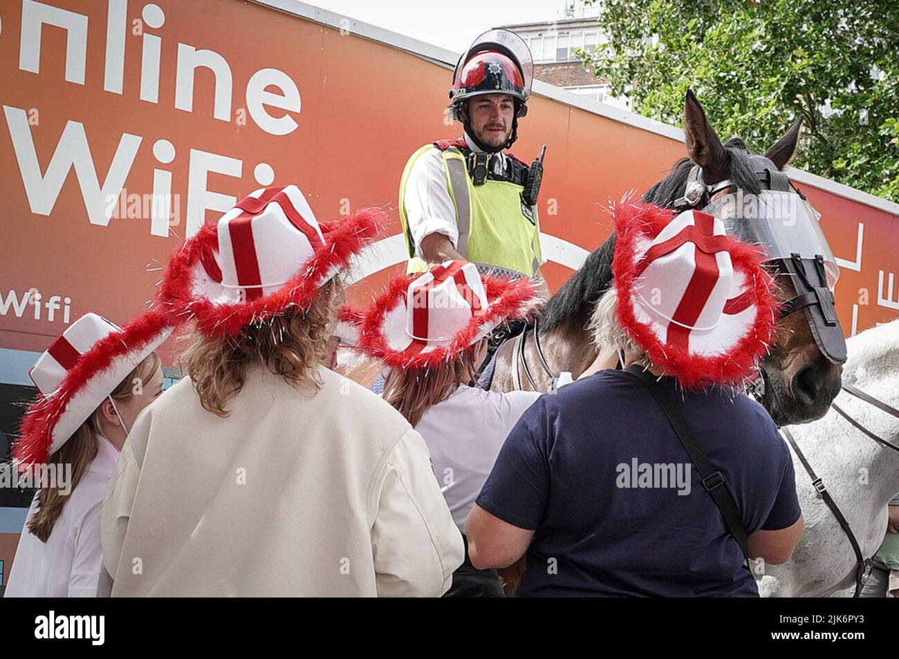 Euro 2022: Les fans arrivent au stade Wembley avant la finale du match des femmes de l'UEFA EURO Angleterre contre Allemagne. Londres, Royaume-Uni Banque D'Images